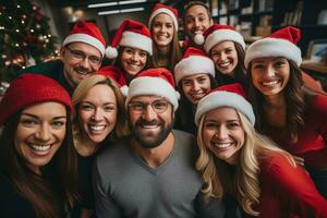 ai generato gruppo di contento amici nel Santa cappello Natale a festa. celebrazione e vacanze concetto foto