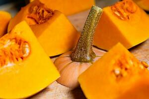 butternut tagliare in pezzi, schiacciare fette con semi, cucurbita moschata foto