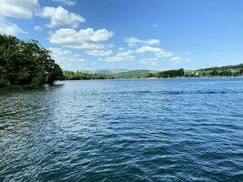 un' Visualizza di lago windermere su un' soleggiato giorno a bowness foto