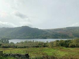 un' Visualizza di il lago quartiere vicino keswick su un' nuvoloso giorno foto