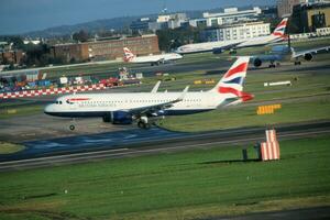 Londra nel il UK su 5 novembre 2023. un aereo In arrivo nel per terra a di Londra Heathrow aeroporto foto