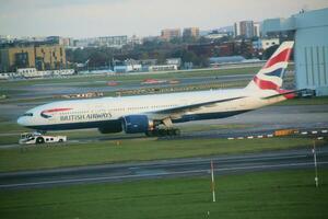 Londra nel il UK su 5 novembre 2023. un aereo In arrivo nel per terra a di Londra Heathrow aeroporto foto