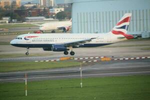 Londra nel il UK su 5 novembre 2023. un aereo In arrivo nel per terra a di Londra Heathrow aeroporto foto