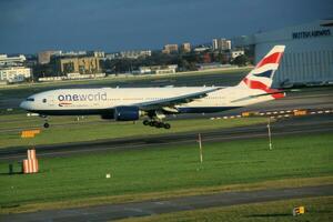 Londra nel il UK su 5 novembre 2023. un aereo In arrivo nel per terra a di Londra Heathrow aeroporto foto