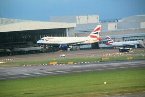 Londra nel il UK su 5 novembre 2023. un aereo In arrivo nel per terra a di Londra Heathrow aeroporto foto