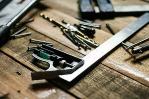 un' impostato di la lavorazione del legno utensili nel contrastante toni su il legna pavimento. foto