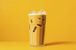 ai generato ghiacciato latte macchiato su giallo sfondo. ai generato foto