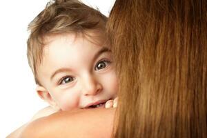 bambino ragazzo giocando peek-a-boo foto