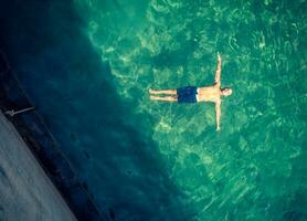 uomo rilassante nel il piscina foto