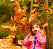 contento bambino nel autunno foto