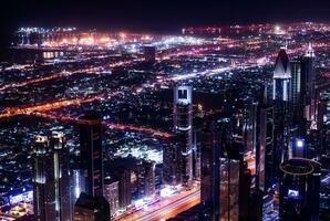 dubai città a notte foto