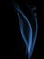 nero sfondo con blu Fumo foto