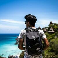 ai generato un' fotografia di viaggiatore o zaino in spalla nel il spiaggia con un' molti stile e molti angolo foto