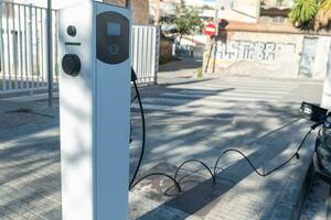 caricabatterie collegato per elettrico auto su pubblico strade. foto