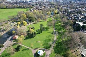 guerra pubblico parco di luton cittadina di Inghilterra durante freddo e soleggiato giorno di aprile 7°, 2023 foto