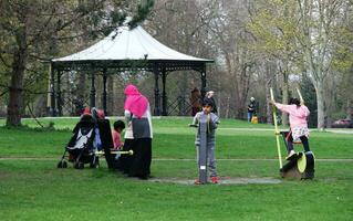 guerra pubblico parco di luton cittadina di Inghilterra durante freddo e soleggiato giorno di aprile 7°, 2023 foto