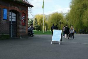 guerra pubblico parco di luton cittadina di Inghilterra durante freddo e soleggiato giorno di aprile 7°, 2023 foto