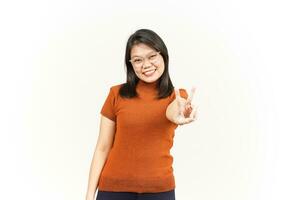 mostrando pace cartello di bellissimo asiatico donna isolato su bianca sfondo foto