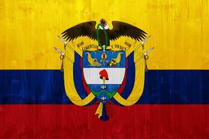 bandiera e cappotto di braccia di repubblica di Colombia su un' strutturato sfondo. concetto collage. foto