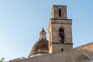 monopoli, il porto e il centro storico foto