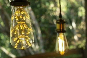 lampada elettrica a led retrò classica a incandescenza bianco caldo su sfondo sfocato, lampadina vintage foto