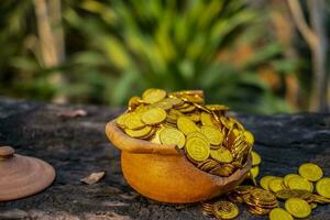 moneta d'oro nel vaso del tesoro rotto foto