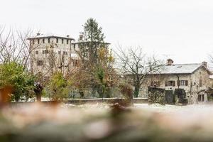 prima neve sui paesi di collina. tra autunno e inverno foto