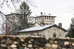 prima neve sui paesi di collina. tra autunno e inverno foto