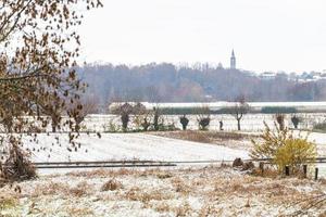 prima neve sui paesi di collina. tra autunno e inverno foto