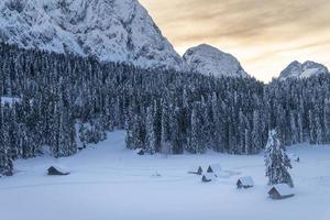 dopo la nevicata. ultime luci del crepuscolo a sappada. magia delle dolomiti foto