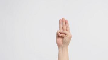 un segno della mano di 3 dita punta verso l'alto che significa tre, terzo o uso in protest.it messo su sfondo bianco. foto