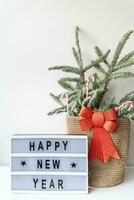 contento nuovo anno su Vintage ▾ lightbox con nuovo anni vigilia decorazione, concetto Immagine. nobilis nel un' cestino di caramelle. foto