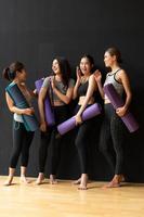 lezione di yoga per giovani interessati alle attività di yoga con un insegnante di yoga