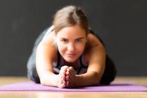 lezione di yoga per giovani interessati alle attività di yoga con un insegnante di yoga