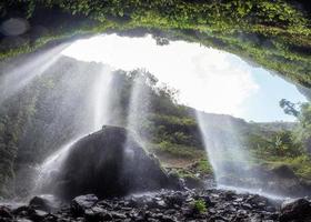 maestosa cascata madakaripura che scorre su rocce nella foresta pluviale tropicale