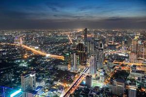 paesaggio urbano di edificio affollato con traffico leggero nella città di bangkok foto