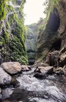 maestosa cascata che scorre su una scogliera rocciosa nella foresta pluviale tropicale foto