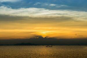 tramonto al lago. foto