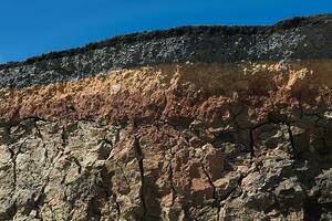 suolo e roccia strati di il strada foto