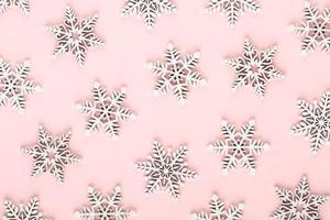 decorazioni di neve bianca su sfondo rosa foto