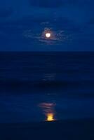 rosso Luna nel il blu cielo notte. foto