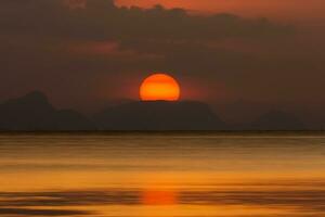 tramonto cielo e nube su il lago. foto