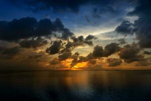 tramonto cielo con nube su il lago. foto