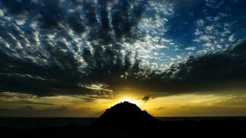 Cloudscape tramonto cielo con sagome di collina. foto