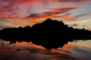 crepuscolo cielo dopo tramonto al di sopra di il lago. foto