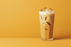 ai generato ghiacciato latte macchiato su giallo sfondo. ai generato foto