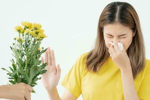 polline allergie, asiatico giovane donna starnuti nel un' fazzoletto o soffiaggio nel un' pulire, allergico per selvaggio primavera fiori o fiori durante primavera. allergico reazione, respiratorio sistema i problemi foto