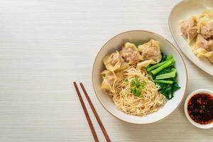 tagliatelle all'uovo essiccate con wonton di maiale o gnocchi di maiale senza zuppa foto