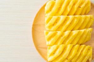 ananas fresco affettato sul piatto foto