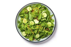 ai generato salutare fresco verde insalata piatto tiro a partire dal sopra su bianca sfondo. ai generato foto